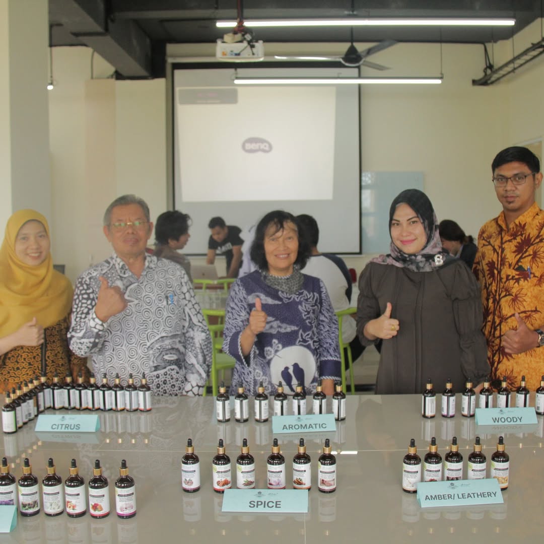 Pusat Studi Aromaterapi dan Farmasi Klinis Unbrah Selenggarakan Workshop Pembuatan Parfum